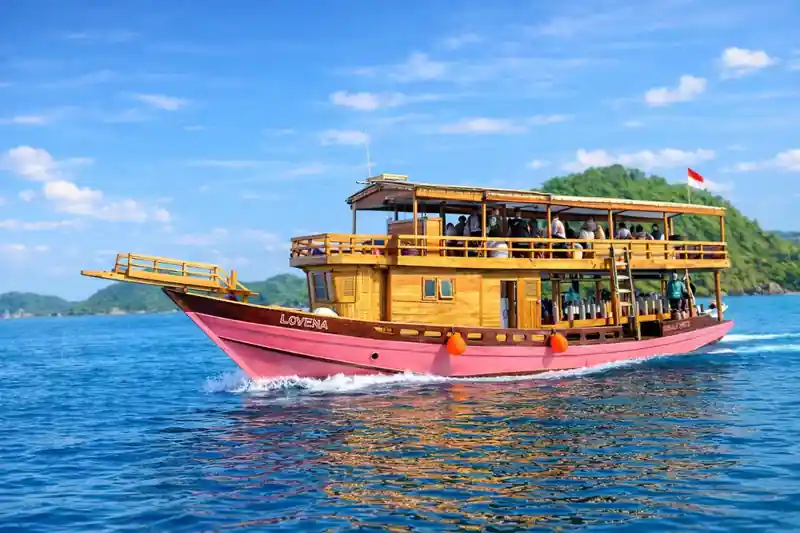 Hello Dive dive school in Komodo